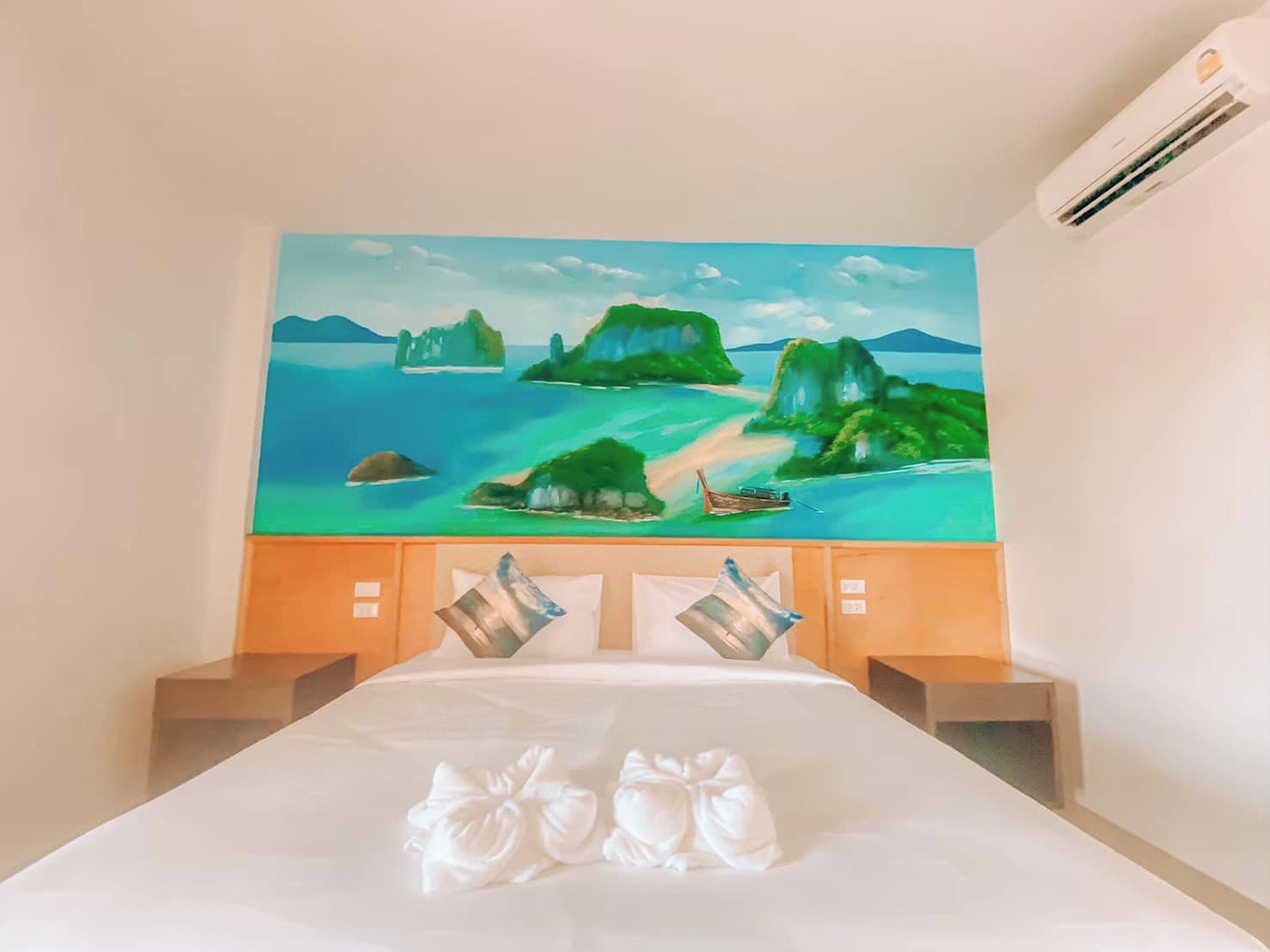 Desk, WiFi (free), bed sheets