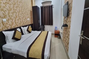 Deluxe Room | In-room safe, desk, free WiFi, bed sheets - Hotel 24 Carrat (Udaipur)