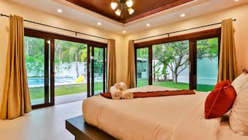 Safe på rommet, skrivebord og strykejern/-brett