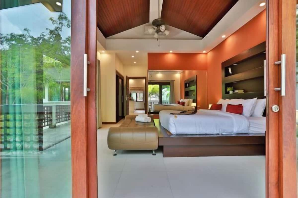 4 bedrooms, in-room safe, desk, iron/ironing board