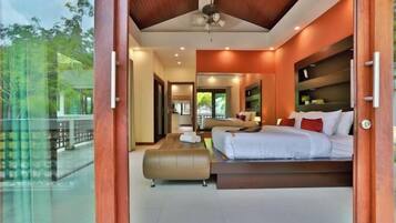 4 bedrooms, in-room safe, desk, iron/ironing board