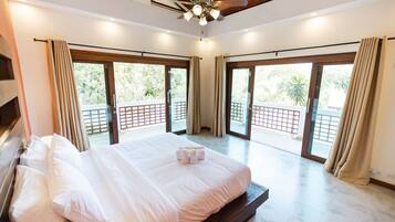 Standaard villa, 2 slaapkamers | Een kluis op de kamer, een bureau, een strijkplank/strijkijzer