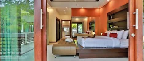 Värdeförvaringsskåp på rummet, skrivbord och strykjärn/strykbräda