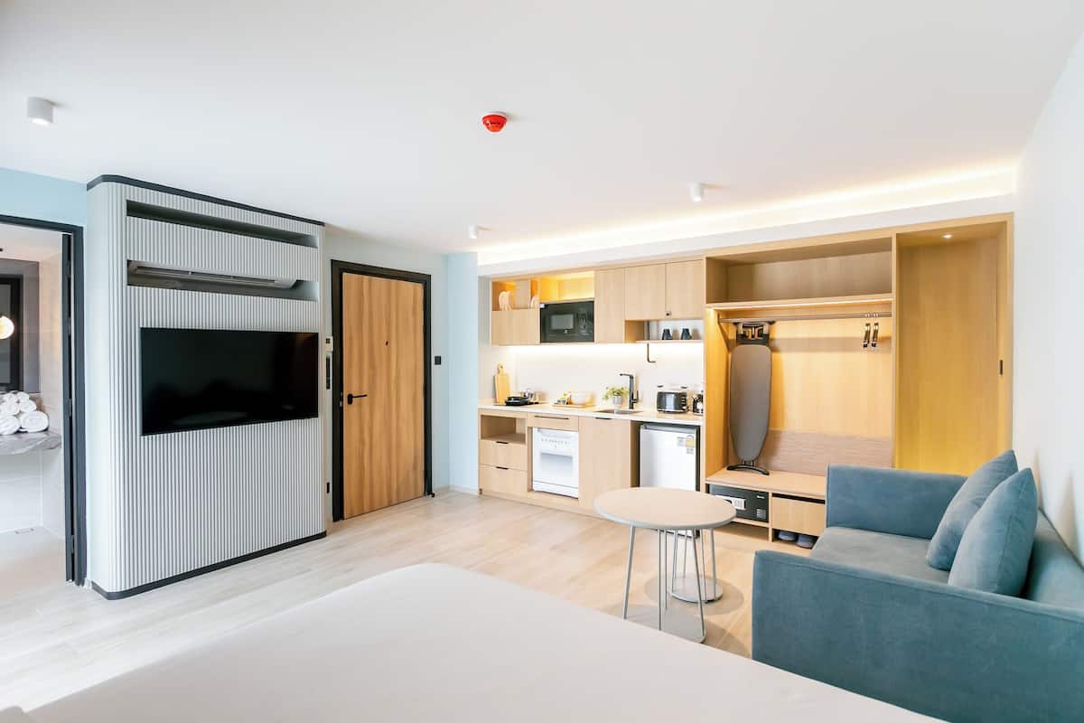 Premium bedding, desk, blackout curtains, free WiFi
