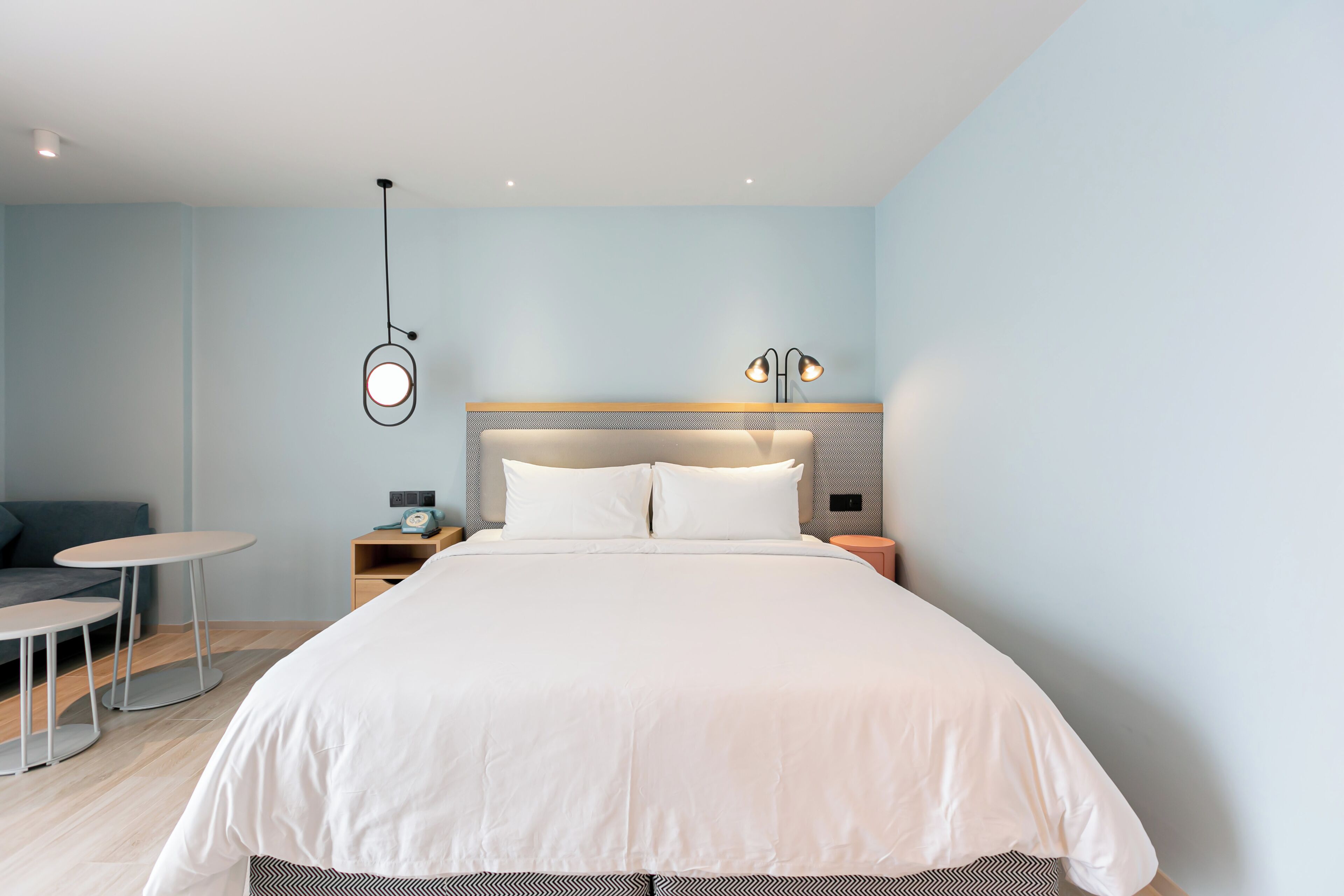 SACHA STUDIO | Premium bedding, desk, blackout drapes, free WiFi