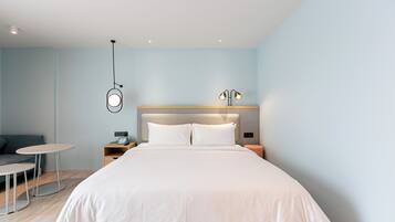 SACHA STUDIO | Premium bedding, desk, blackout drapes, free WiFi