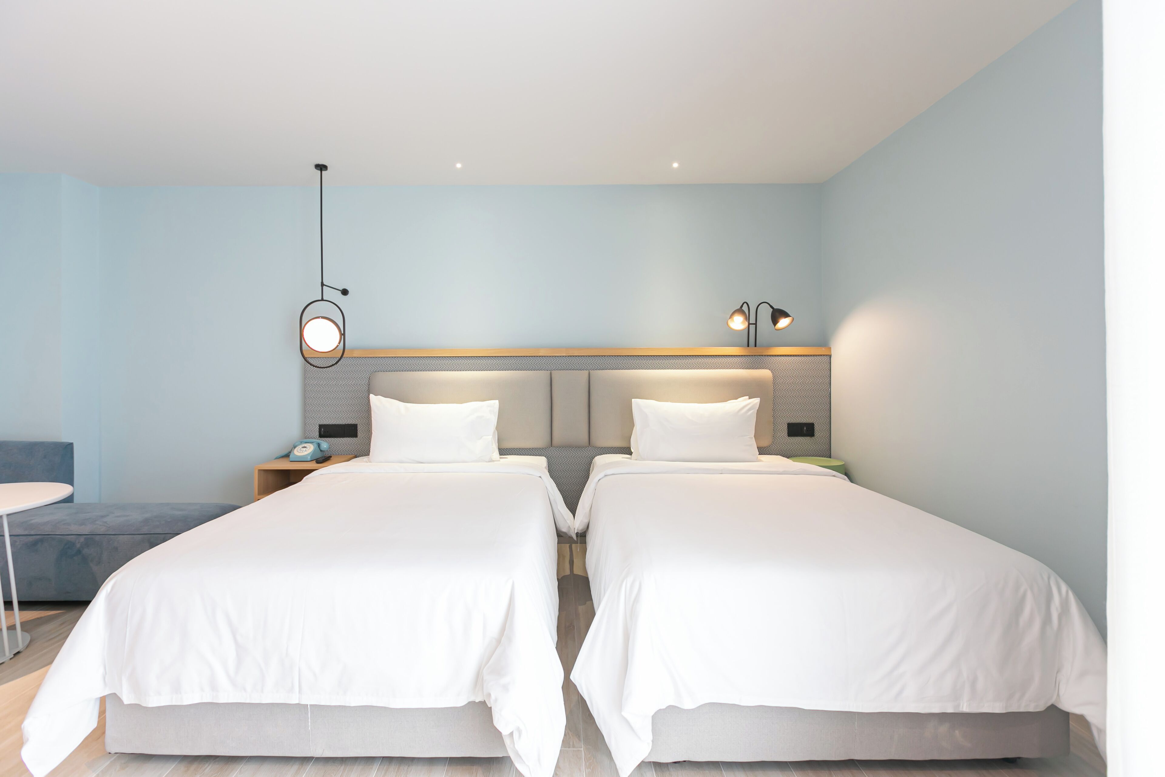 SACHA STUDIO XL- Twin | Premium bedding, desk, blackout drapes, free WiFi