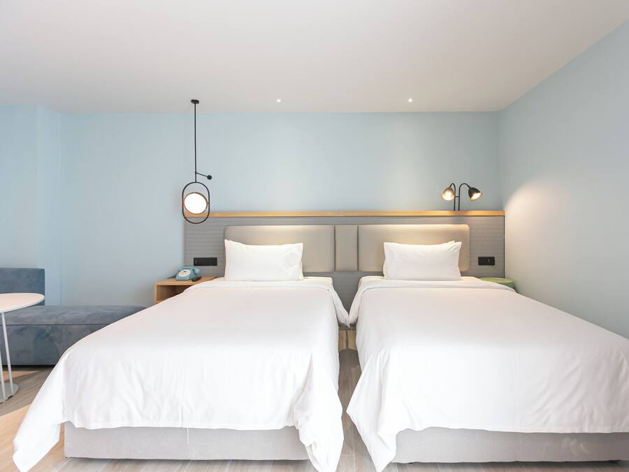 SACHA STUDIO XL- Twin | Premium bedding, desk, blackout drapes, free WiFi