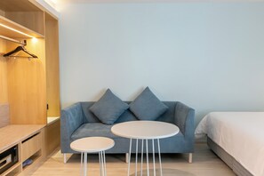 Studio – standard | Sengetøy av topp kvalitet, skrivebord og blendingsgardiner