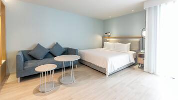 Premium bedding, desk, blackout curtains, free WiFi