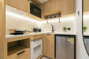 SACHA STUDIO XL- Twin | Eigene Küche | Kühlschrank, Mikrowelle, Wasserkocher, Esstisch