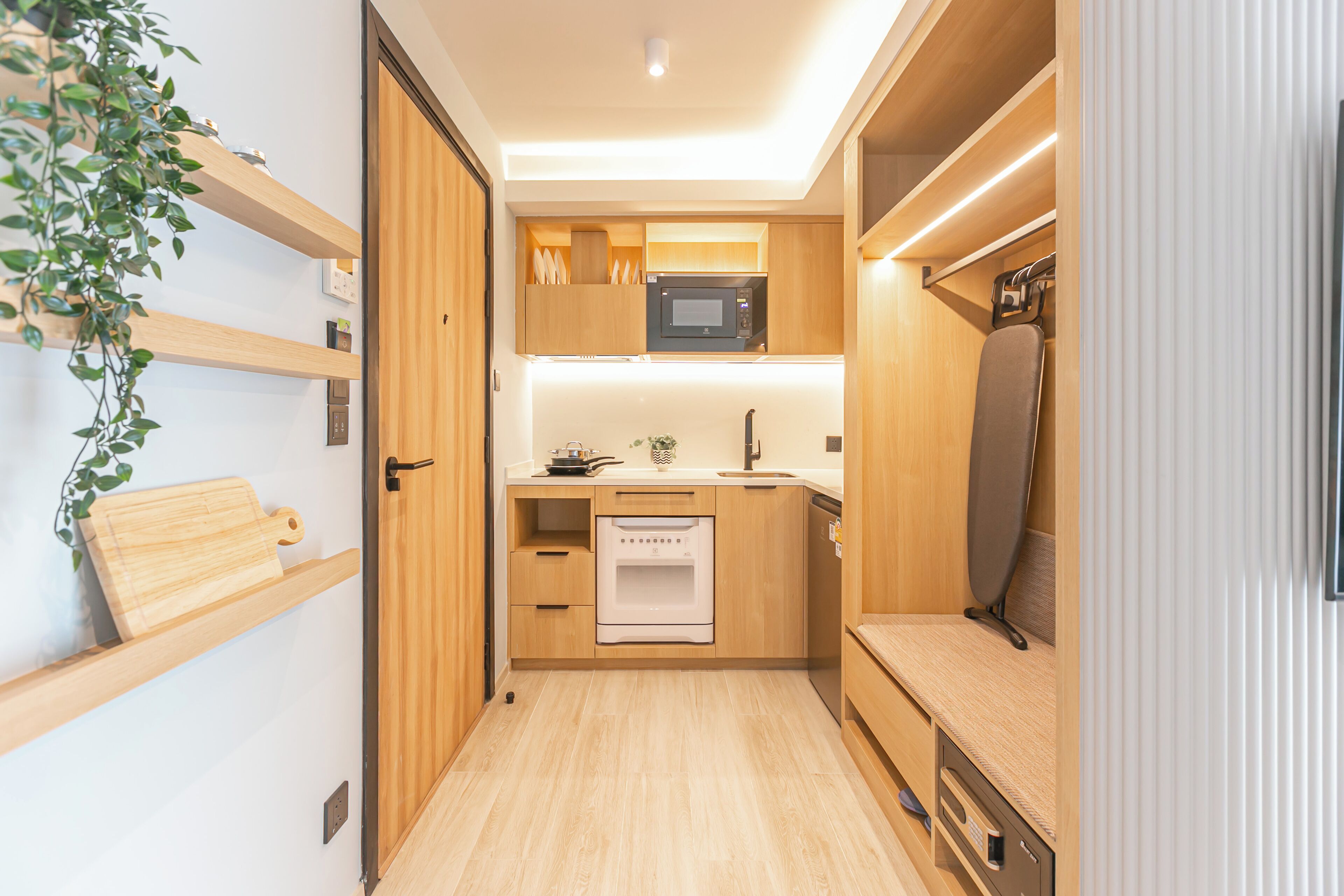 SACHA STUDIO | Dapur pribadi | Lemari es, microwave, ketel listrik, dan meja makan