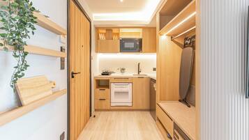SACHA STUDIO | Dapur pribadi | Lemari es, microwave, ketel listrik, dan meja makan