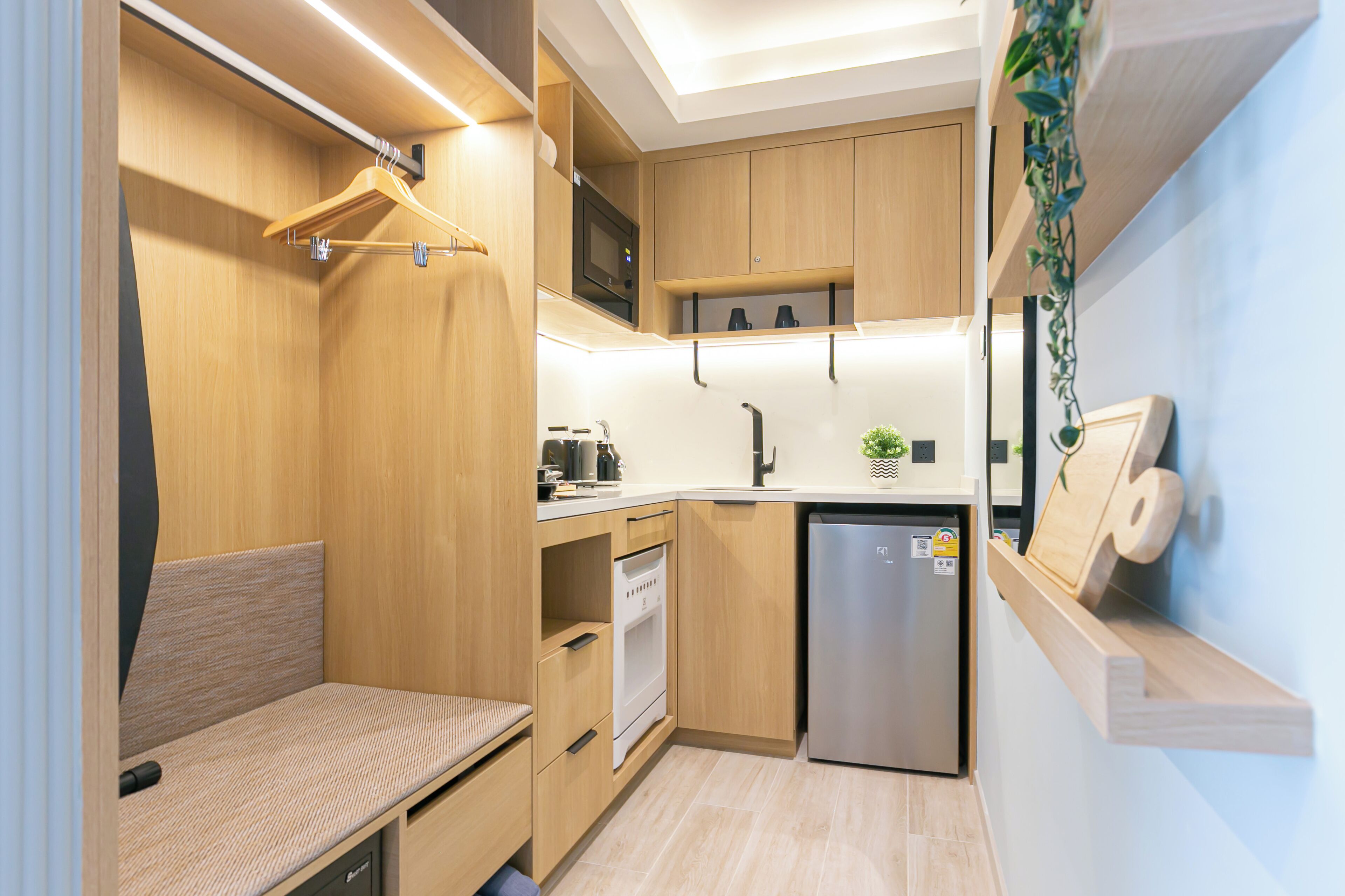 SACHA STUDIO XL- Twin | Private kitchen | Fridge, microwave, electric kettle, dining tables