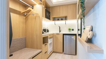 SACHA STUDIO XL- Twin | Private kitchen | Fridge, microwave, electric kettle, dining tables