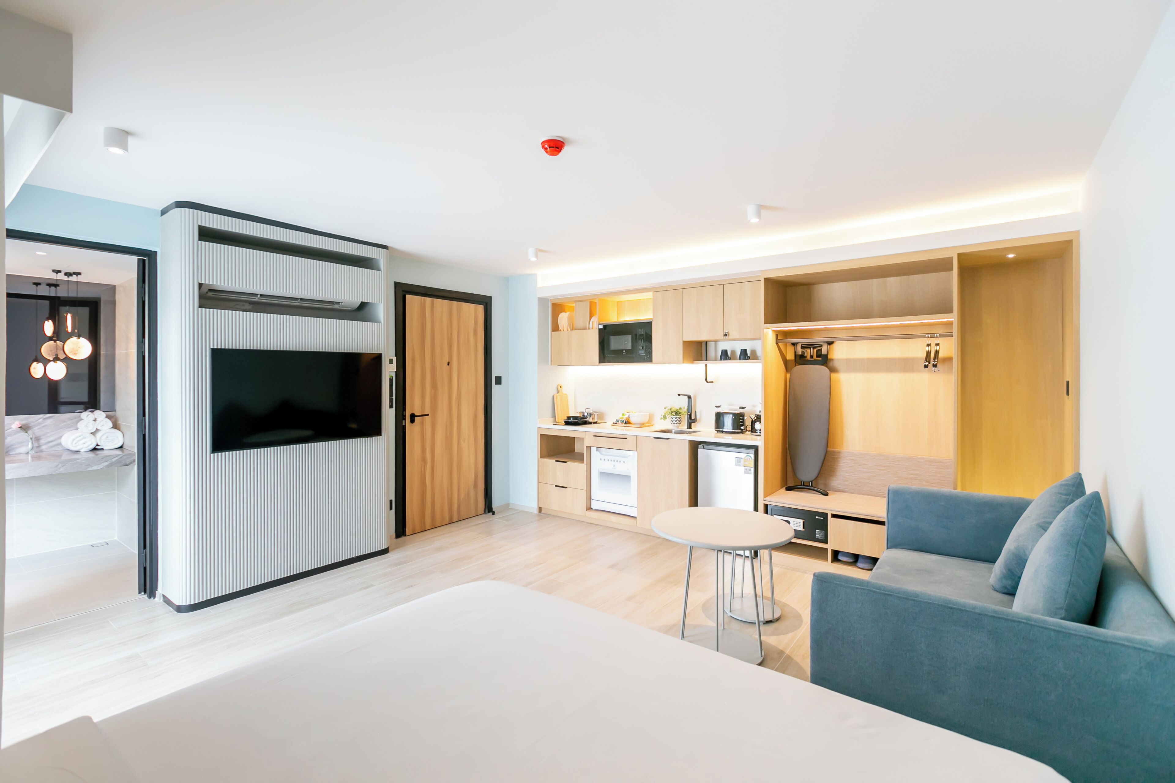 Premium bedding, desk, blackout curtains, free WiFi