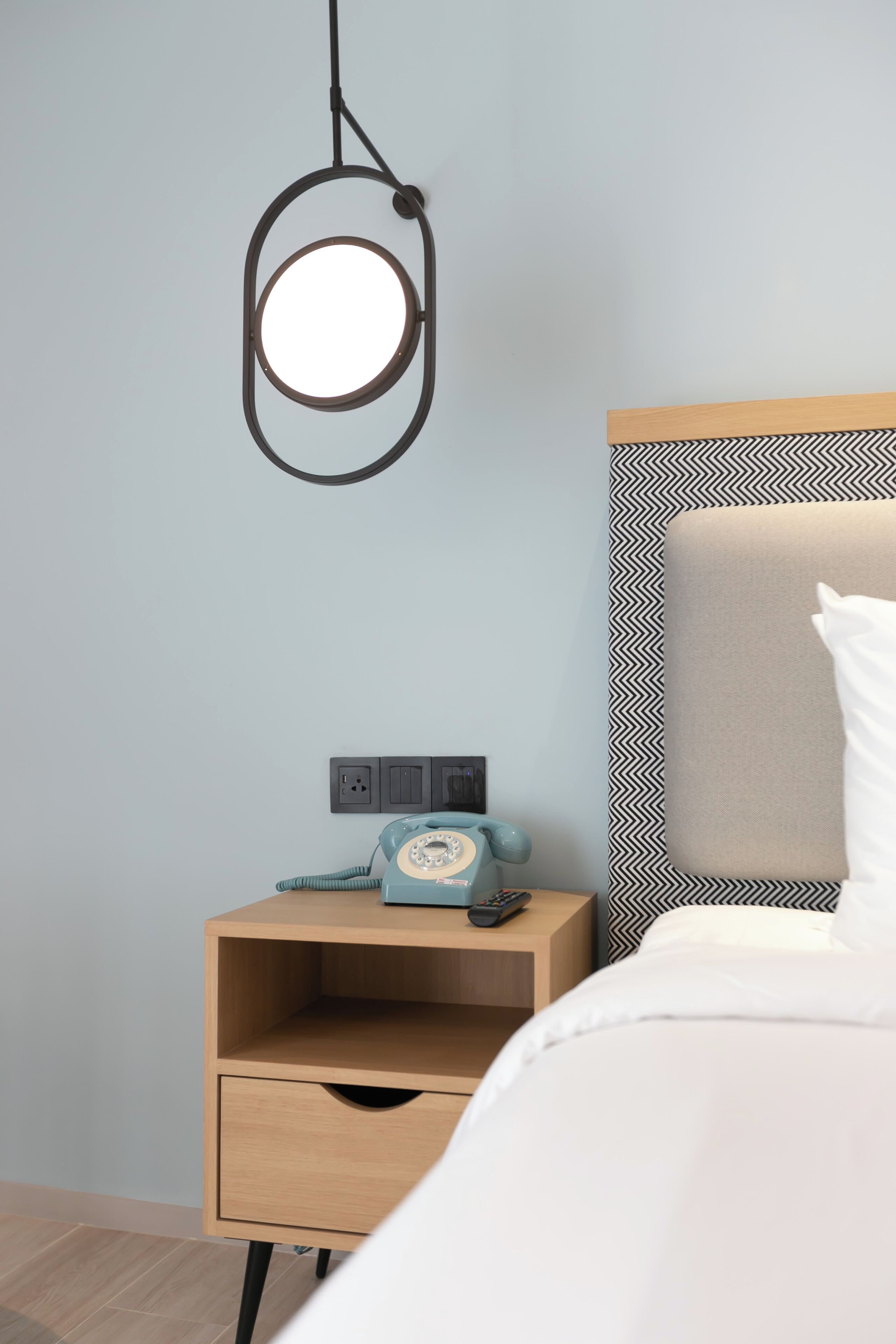 SACHA STUDIO | Premium bedding, desk, blackout drapes, free WiFi