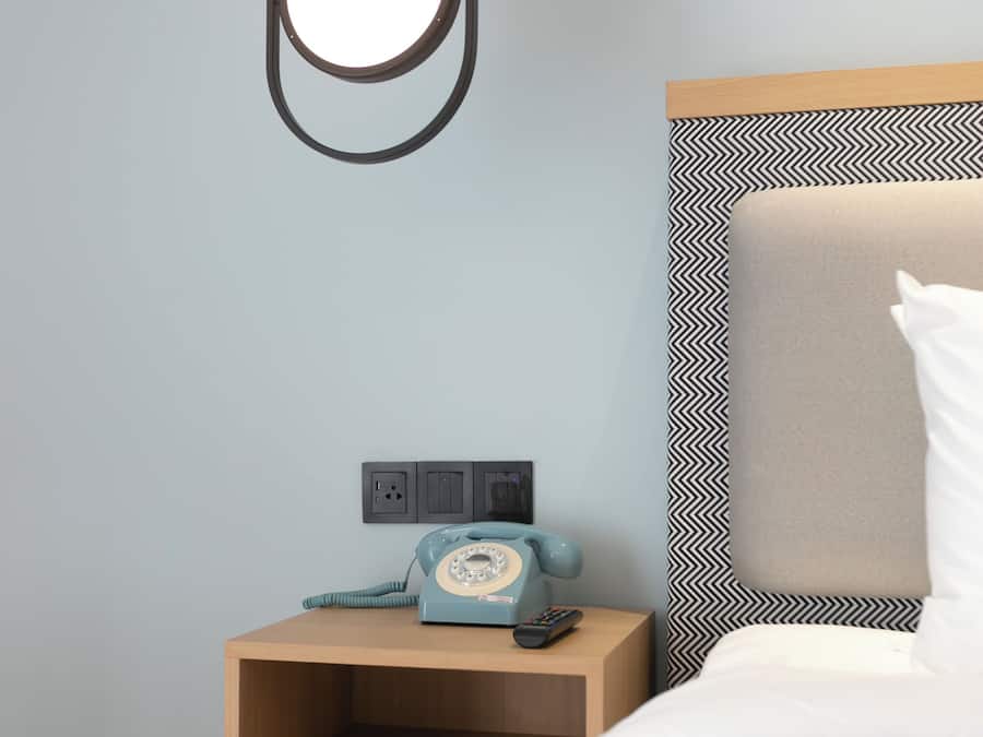 SACHA STUDIO | Premium bedding, desk, blackout curtains, free WiFi