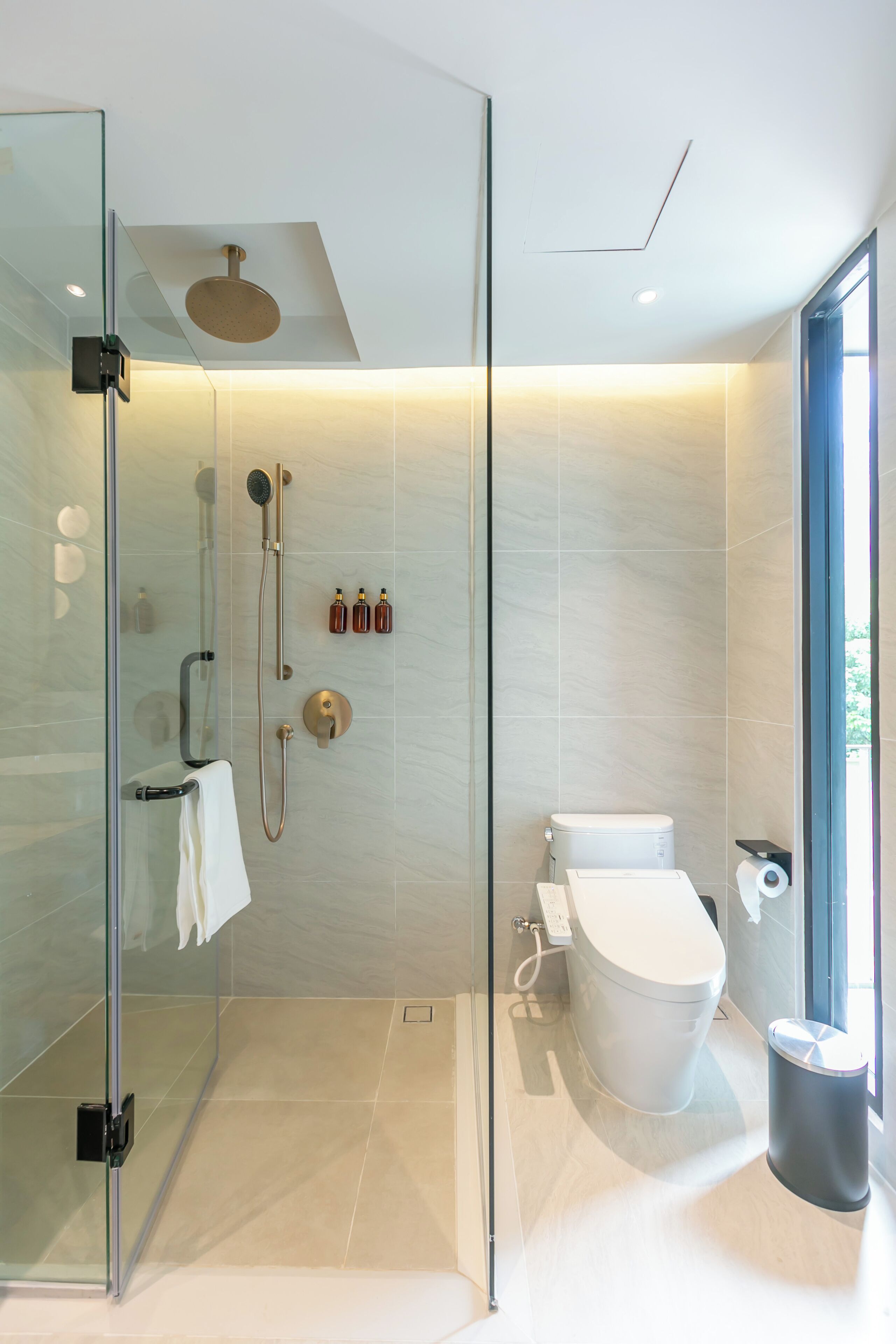 Ein modernes Badezimmer mit Duschkabine aus Glas, Toilette und Bidet.