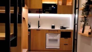 SACHA LOFTS | Cucina privata | Frigorifero, microonde, bollitore elettrico, tavolo da pranzo