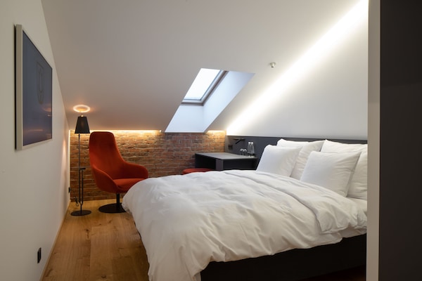 Escritorio, espacio para trabajar con laptop y wifi gratis