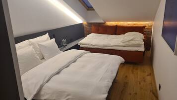 Family Room | Desk, laptop workspace, free WiFi, bed sheets