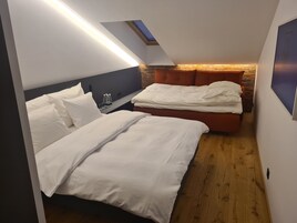 Familienzimmer | Schreibtisch, laptopgeeigneter Arbeitsplatz, kostenloses WLAN