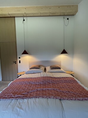 1 dormitorio, caja fuerte, escritorio y tabla de planchar con plancha