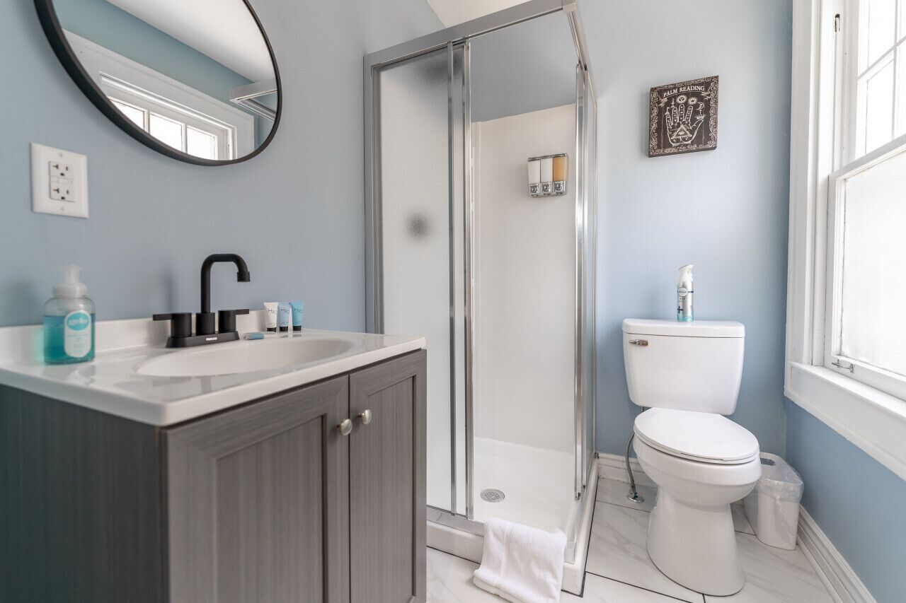 Burton's Bungalow: Enchanting 3 BR near Downtown!