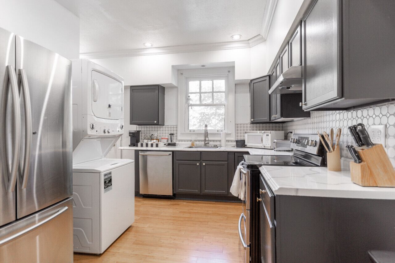 Burton's Bungalow: Enchanting 3 BR near Downtown!