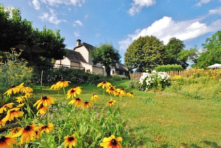 Property grounds. Mobil Home en Xaintrie