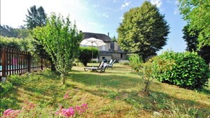 A house with a lawn, a fence, and a tree. - Mobil Home en Xaintrie (SAINT GENIEZ O MERLE)