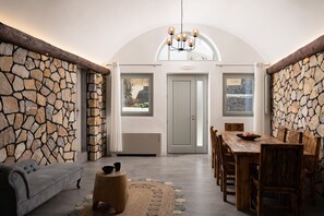 Black Occhio Villa | リビング エリア | 43 インチのスマートテレビ (衛星放送視聴可)、テレビ