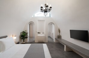 Egyptian cotton sheets, premium bedding, down comforters, in-room safe - Occhio Villas Santorini (Santorini)