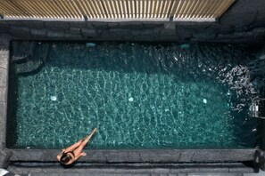 Outdoor pool, sun loungers - Occhio Villas Santorini (Santorini)