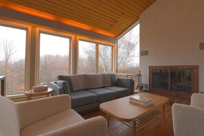 Smart-TV, Kamin, Tischfußball, Tischtennisplatte