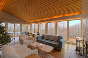 Smart-TV, Kamin, Tischfußball, Tischtennisplatte