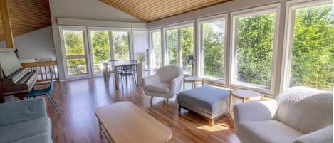 Una Smart TV, una chimenea, un futbolín, una mesa de tenis de mesa