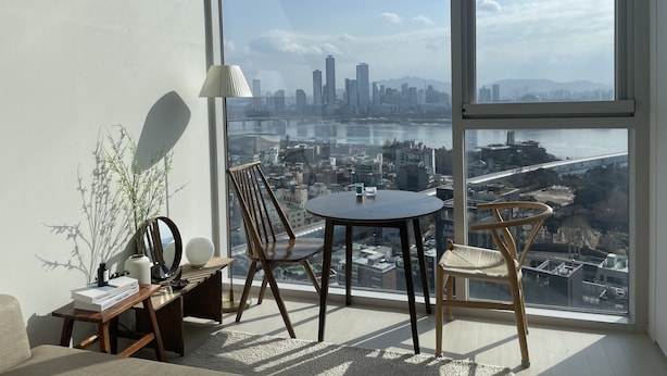A modern room with a large window overlooking a cityscape and a river. - Amazing river view! best place to travel Seoul :) (서울특별시)