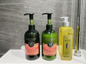 Een douche, een haardroger, handdoeken, zeep