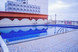 Outdoor pool - A view of the Nairobi National Park from the comfort of your balcony. Karibu! (Nairobi)