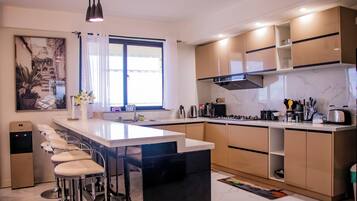 Frigorífic, microones, forn i placa de cuina