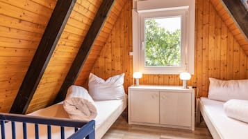 2 slaapkamers, reisbedje