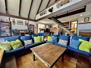 TV, caminetto, tavolo da calcetto