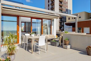 Outdoor dining - Apartment 'Window On The Sea' with Sea View, Wi-Fi and Air Conditioning (Olbia)