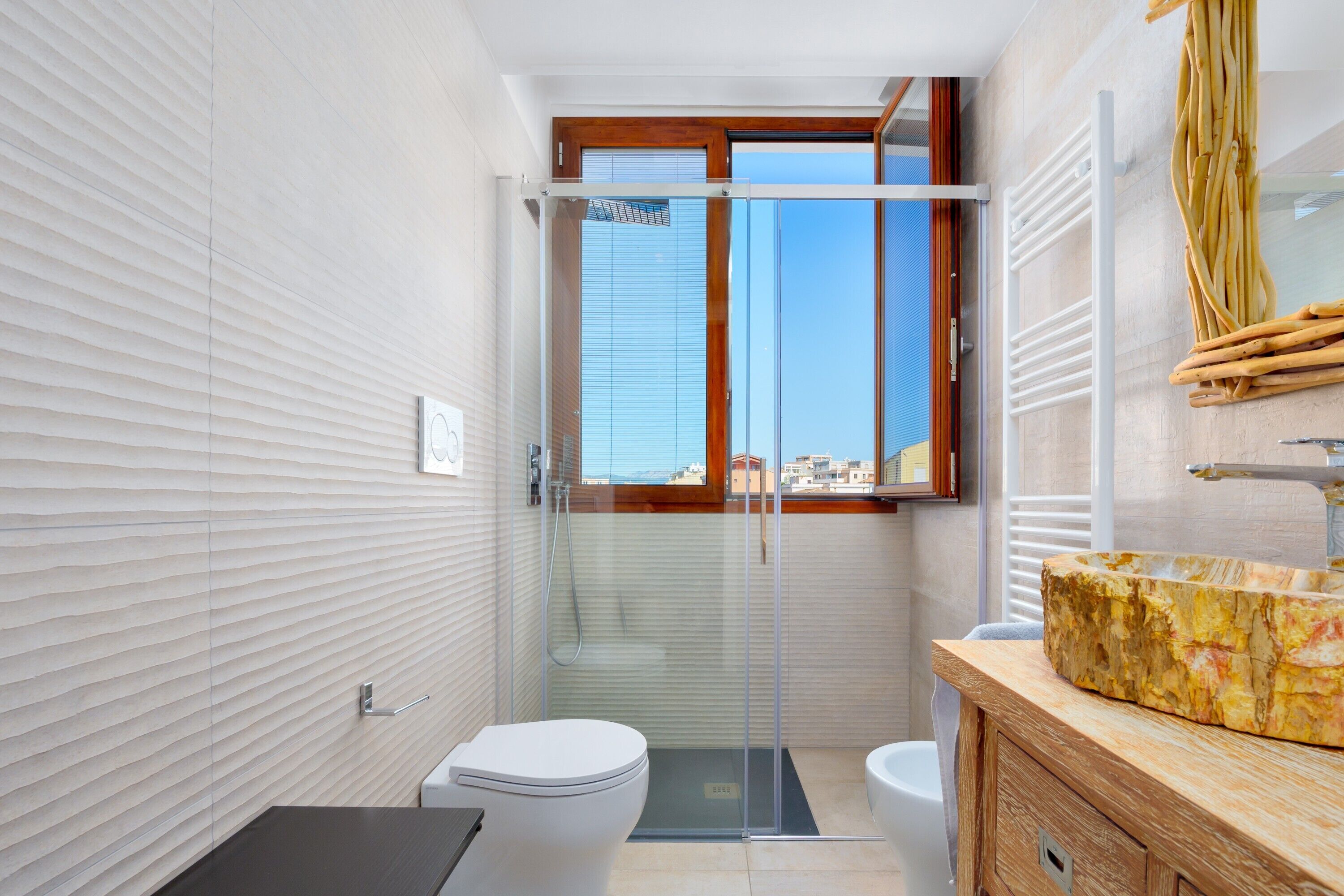Shower, hair dryer, towels