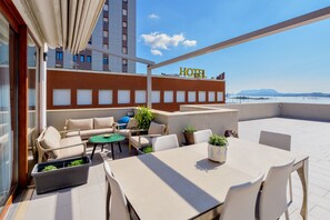 Outdoor dining - Apartment 'Window On The Sea' with Sea View, Wi-Fi and Air Conditioning (Olbia)