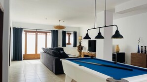 TV - Villa "Bethany" with Private Heated Pool, 2 Private Terraces & Wi-Fi (Playa Blanca)