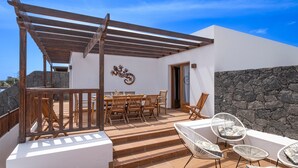 Outdoor dining - Villa "Bethany" with Private Heated Pool, 2 Private Terraces & Wi-Fi (Playa Blanca)