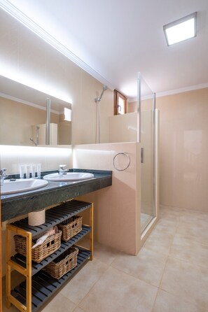 Bathtub, hair dryer, towels